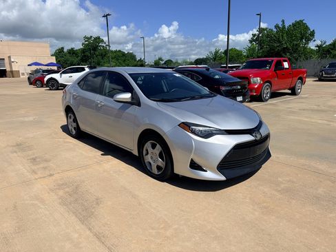 Used 2018 Toyota Corolla LE FWD image 3