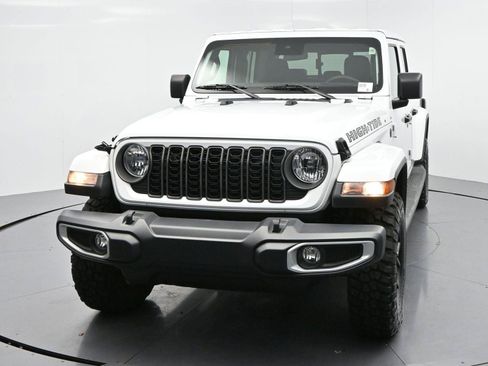 Used 2025 Jeep Gladiator Sport AWD/4WD image 3