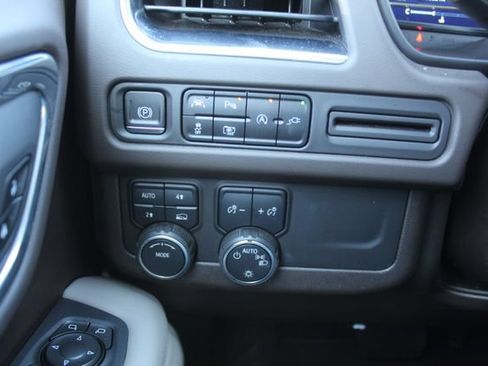 Used 2022 Chevrolet Tahoe LT w/ Luxury Package AWD/4WD image 29