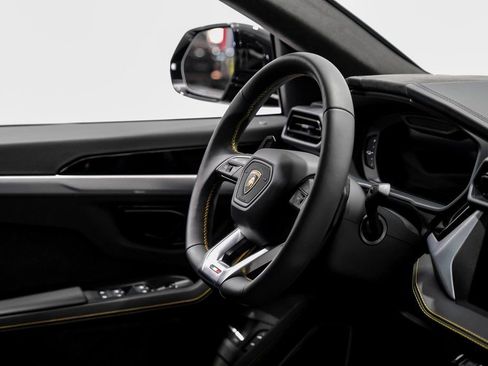 Used 2025 Lamborghini Urus SE image 14