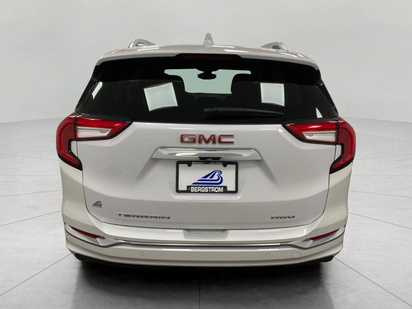 Used 2023 GMC Terrain Denali w/ LPO, Floor Liner Package AWD/4WD image 5