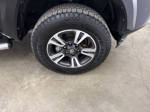 Used 2019 Toyota Tacoma TRD Sport image 22