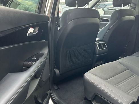 Used 2017 Kia Sorento LX w/ LX Convenience Package image 10
