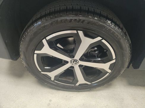 Used 2025 Volkswagen Tiguan SE AWD/4WD image 3
