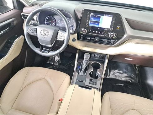 Used 2021 Toyota Highlander Limited image 16