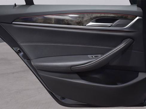 Used 2019 BMW 530i xDrive w/ Premium Package image 12