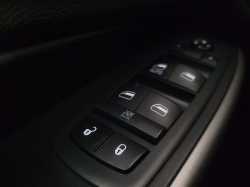Used 2019 Jeep Cherokee Latitude w/ Cold Weather Group AWD/4WD image 27