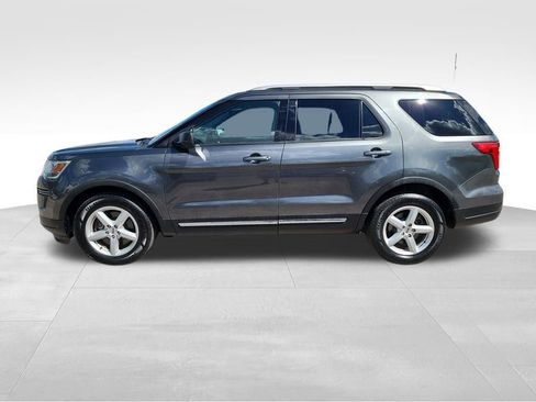 Used 2018 Ford Explorer XLT image 4