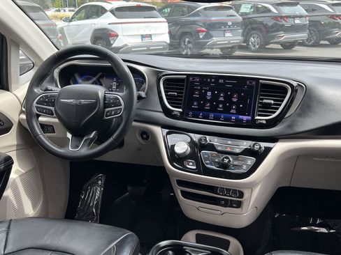Used 2022 Chrysler Pacifica Touring-L FWD image 22