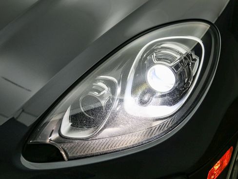 Certified 2017 Porsche Macan AWD/4WD image 10
