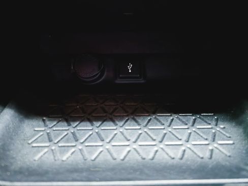 Used 2021 Toyota RAV4 XLE FWD image 33
