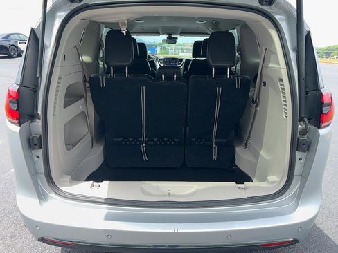 Used 2024 Chrysler Pacifica Touring-L FWD image 29