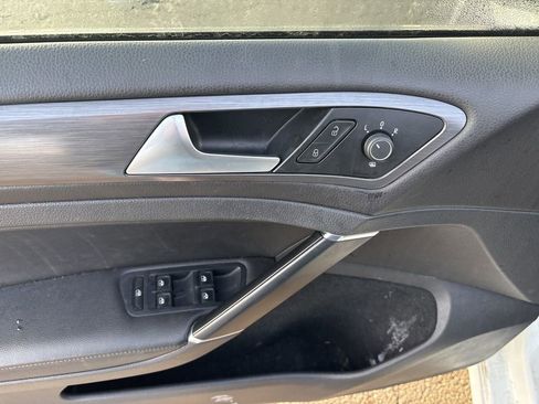 Used 2018 Volkswagen Golf SE image 19