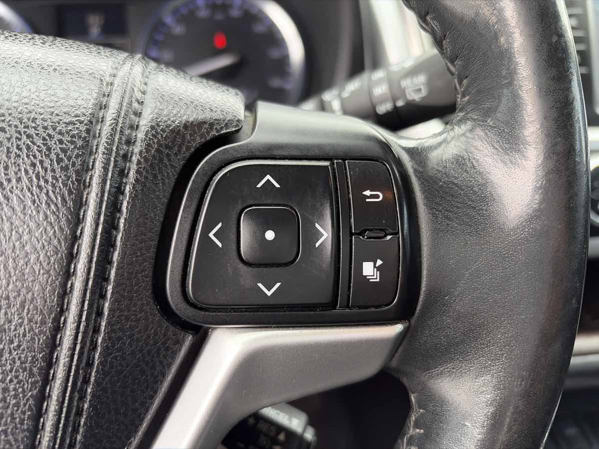 Used 2014 Toyota Highlander XLE FWD image 39
