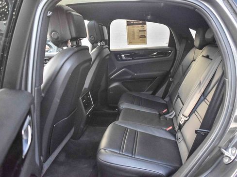 Used 2022 Porsche Cayenne Coupe image 18