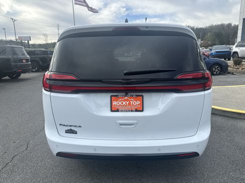 New 2026 Chrysler Pacifica Select FWD image 8