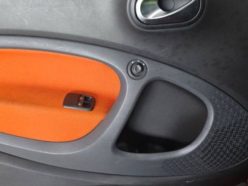 Used 2016 smart fortwo passion w/ Edition #1 Package RWD image 9