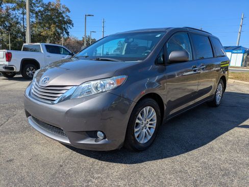 Used 2015 Toyota Sienna Limited image 8