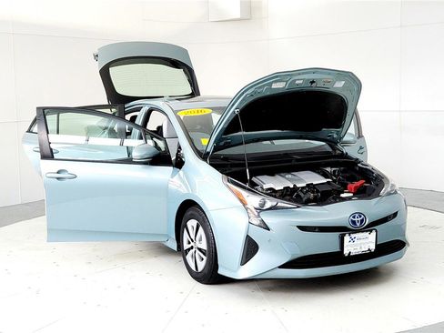 Used 2016 Toyota Prius Four image 9