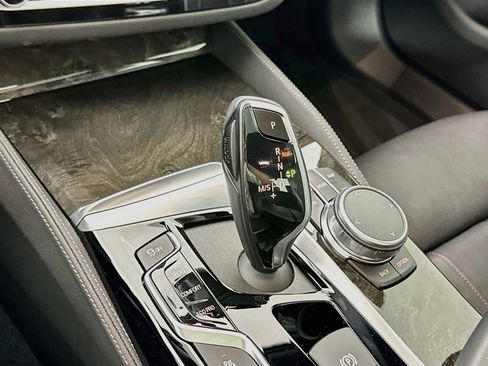 Used 2020 BMW 530i w/ Premium Package RWD image 18
