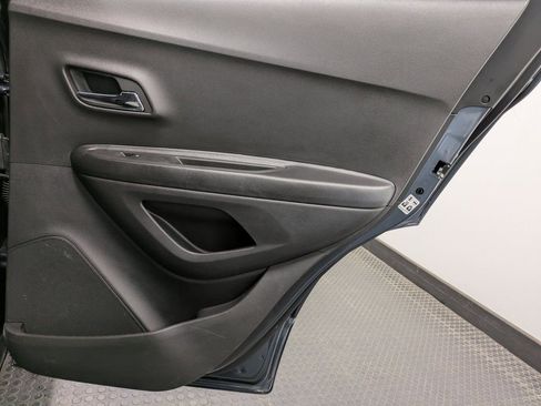 Used 2022 Chevrolet Trax LT w/ LT Convenience Package image 25