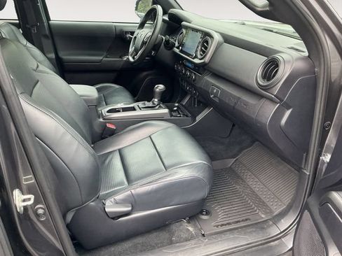 Used 2020 Toyota Tacoma TRD Off-Road AWD/4WD image 15