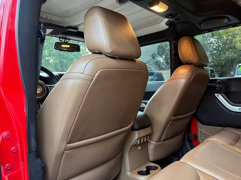 Used 2013 Jeep Wrangler Unlimited Rubicon image 31