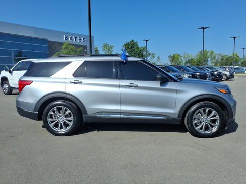 Certified 2022 Ford Explorer XLT w/ Equipment Group 202A RWD image 2