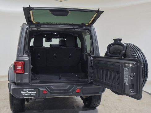 Used 2025 Jeep Wrangler Unlimited Sahara AWD/4WD image 10
