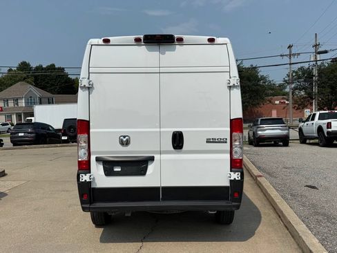 Used 2025 RAM ProMaster 2500 w/ Convenience Group FWD image 7