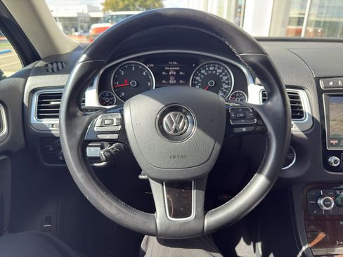Used 2016 Volkswagen Touareg TDI image 12