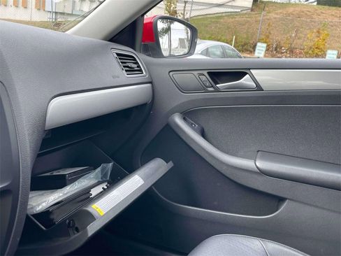 Used 2017 Volkswagen Jetta SE image 32