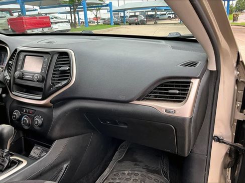 Used 2015 Jeep Cherokee Sport FWD image 19