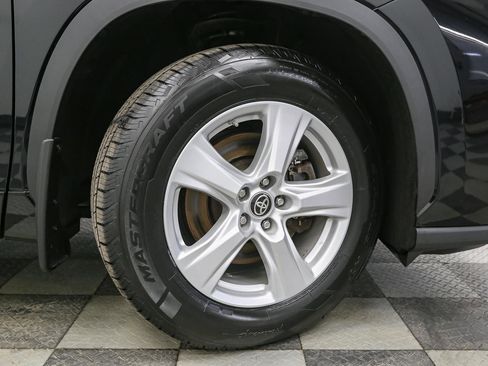 Used 2023 Toyota Highlander L image 16