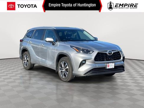 Used 2023 Toyota Highlander XLE image 1
