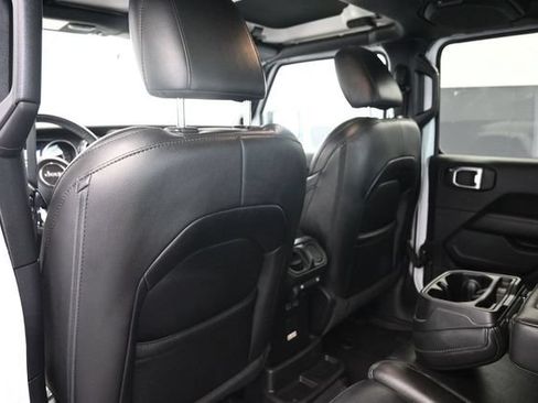 Used 2022 Jeep Wrangler Unlimited Sahara AWD/4WD image 17