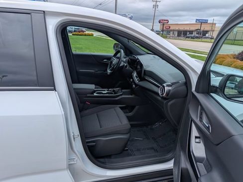 Used 2026 Chevrolet Equinox LT AWD/4WD image 3