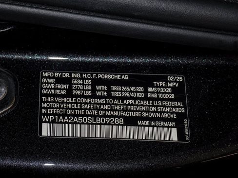 Certified 2025 Porsche Macan image 30