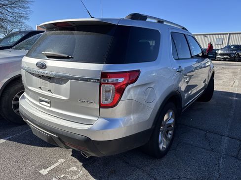 Used 2013 Ford Explorer XLT image 2