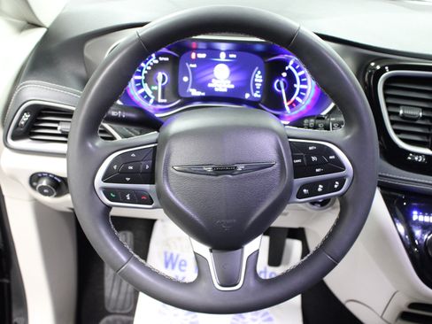 Used 2023 Chrysler Pacifica Touring-L FWD image 18