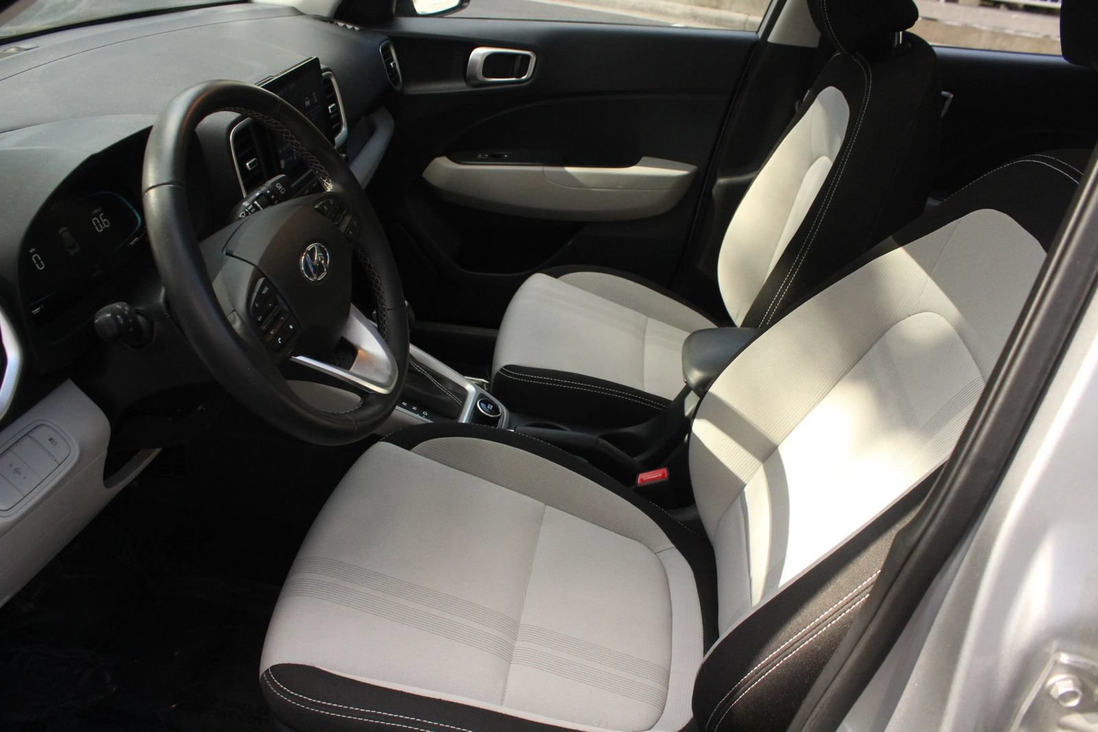 Used 2026 Hyundai Venue SEL FWD image 14
