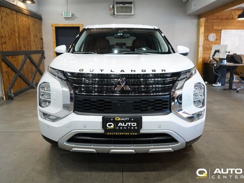 Used 2025 Mitsubishi Outlander SE image 2