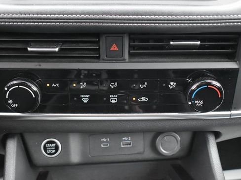 Used 2023 Nissan Rogue S image 29