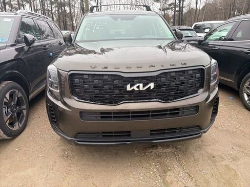Used 2022 Kia Telluride EX w/ EX Premium Package image 3
