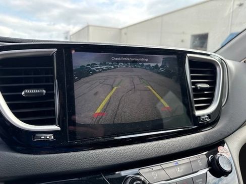 Used 2022 Chrysler Pacifica Touring-L FWD image 25