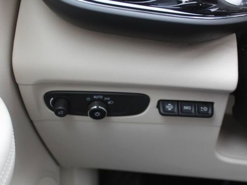 Used 2022 Buick Envision Avenir w/ Technology Package II FWD image 27