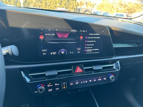 Used 2023 Kia Niro SX Touring image 27