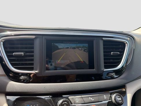 Used 2020 Chrysler Pacifica Touring w/ Tire & Wheel Group FWD image 30