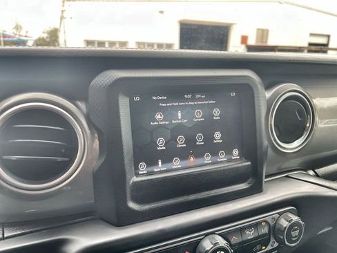 Used 2018 Jeep Wrangler Unlimited Sahara AWD/4WD image 13
