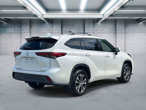 Used 2020 Toyota Highlander XLE AWD/4WD image 6